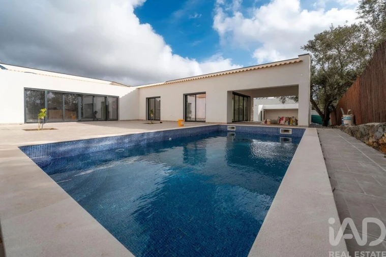 Moradia T4 para Venda em Quarteira Foto 5