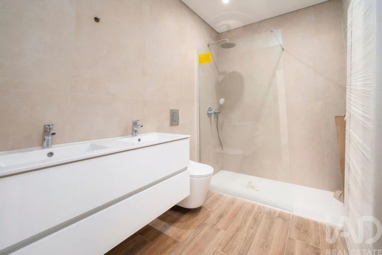 Moradia T4 para Venda em Quarteira Foto 23