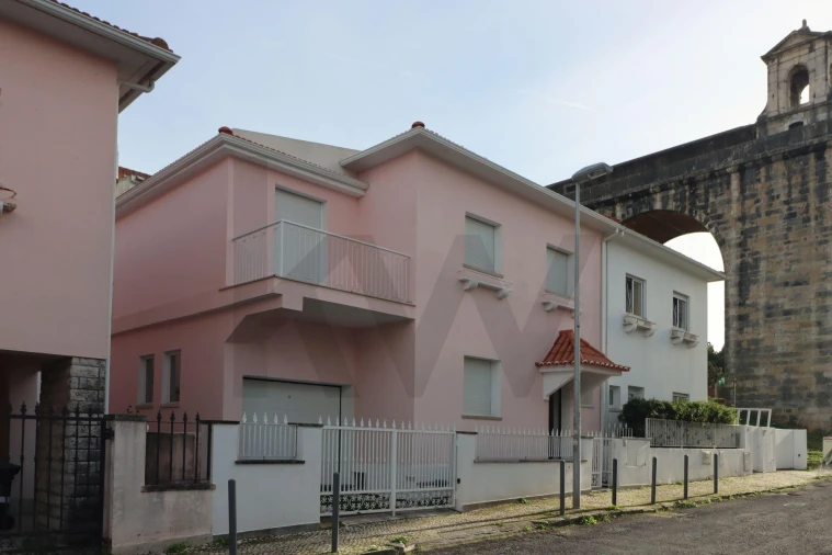 Moradia T3 para Venda em Campolide Foto 1