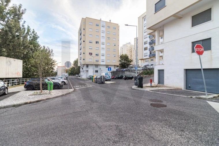 Apartamento T3 para Venda em Santo António dos Cavaleiros e Frielas Foto 23