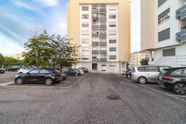 Apartamento T3 para Venda em Santo António dos Cavaleiros e Frielas Foto 22