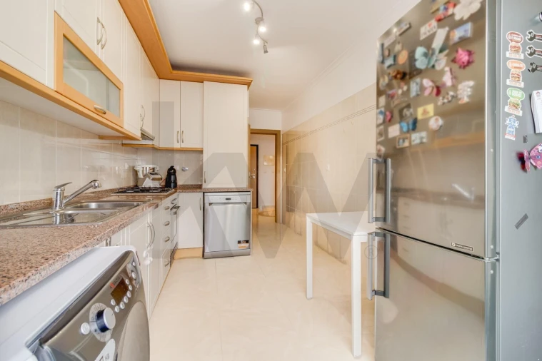 Apartamento T3 para Venda em Santo António dos Cavaleiros e Frielas Foto 7