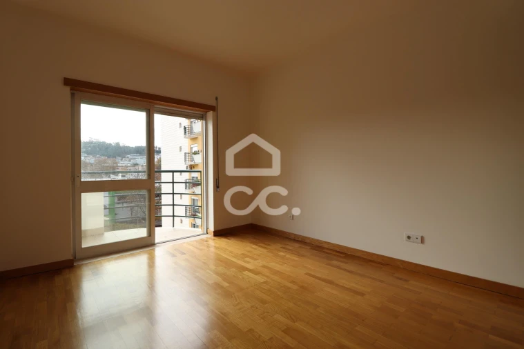 Apartamento T2 para Arrendamento em Santo Antonio dos Olivais Foto 8