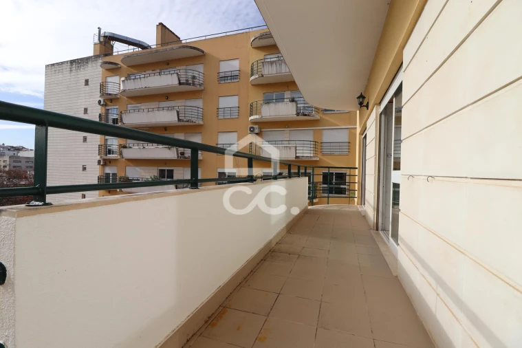 Apartamento T2 para Arrendamento em Santo Antonio dos Olivais Foto 5