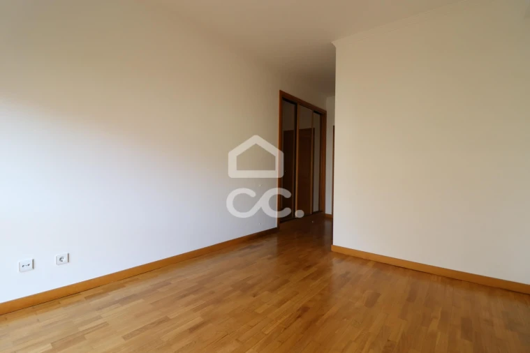 Apartamento T2 para Arrendamento em Santo Antonio dos Olivais Foto 12