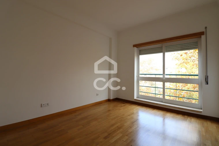 Apartamento T2 para Arrendamento em Santo Antonio dos Olivais Foto 15