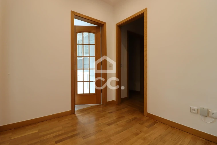 Apartamento T2 para Arrendamento em Santo Antonio dos Olivais Foto 3