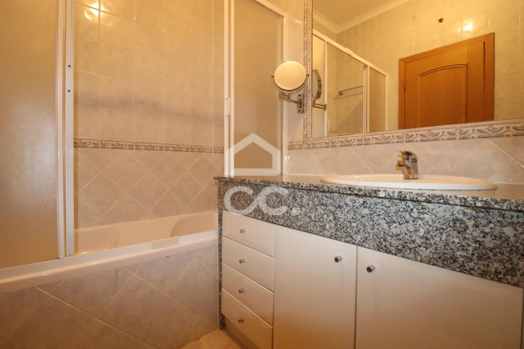 Apartamento T2 para Arrendamento em Santo Antonio dos Olivais Foto 11