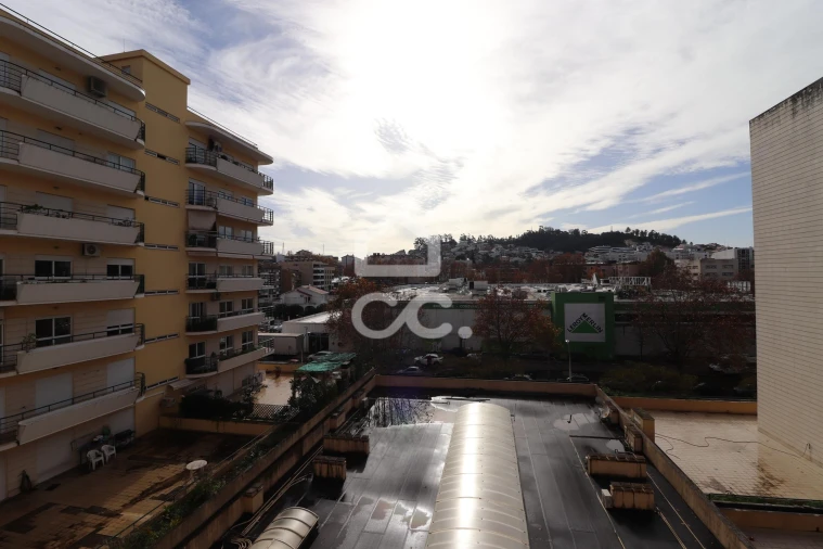 Apartamento T2 para Arrendamento em Santo Antonio dos Olivais Foto 7