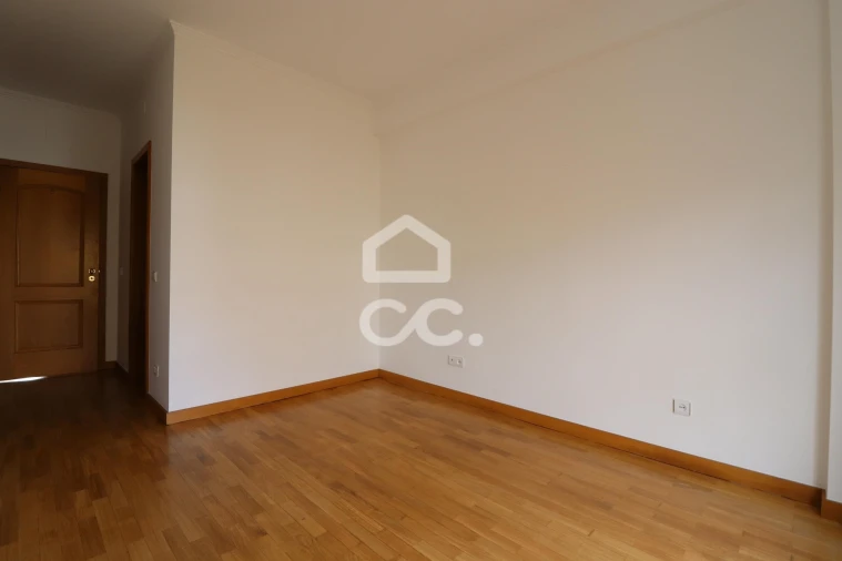 Apartamento T2 para Arrendamento em Santo Antonio dos Olivais Foto 13