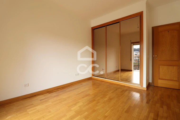 Apartamento T2 para Arrendamento em Santo Antonio dos Olivais Foto 9