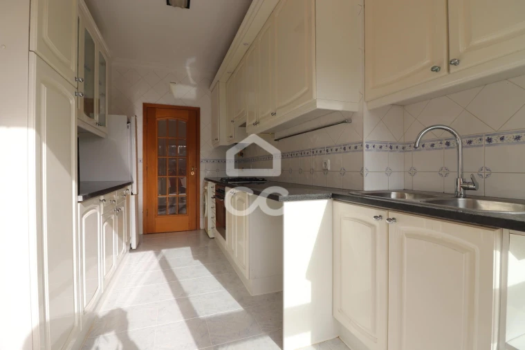 Apartamento T2 para Arrendamento em Santo Antonio dos Olivais Foto 6