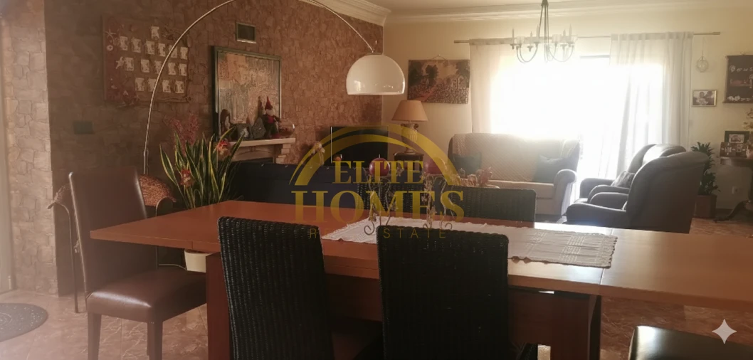 Moradia T5 para Venda em Peral Foto 6