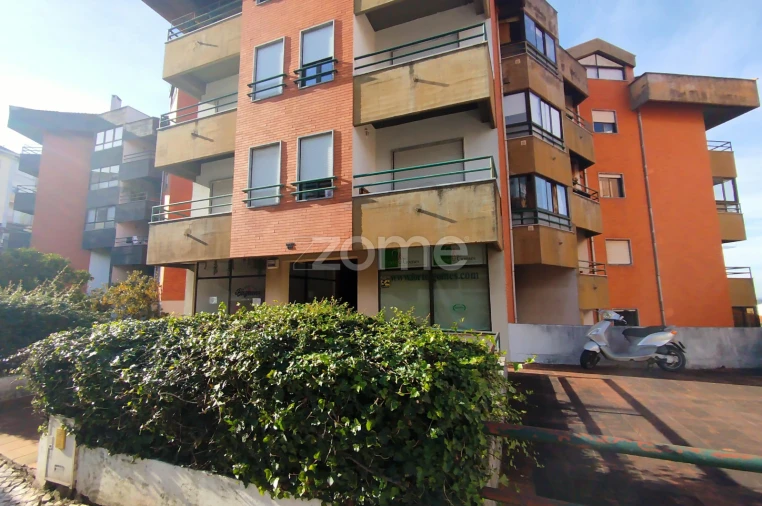 Apartamento T2 para Arrendamento em Santo Antonio dos Olivais Foto 1