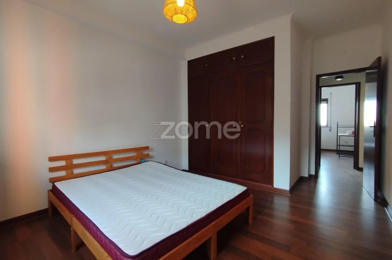 Apartamento T2 para Arrendamento em Santo Antonio dos Olivais Foto 6