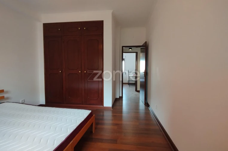 Apartamento T2 para Arrendamento em Santo Antonio dos Olivais Foto 5