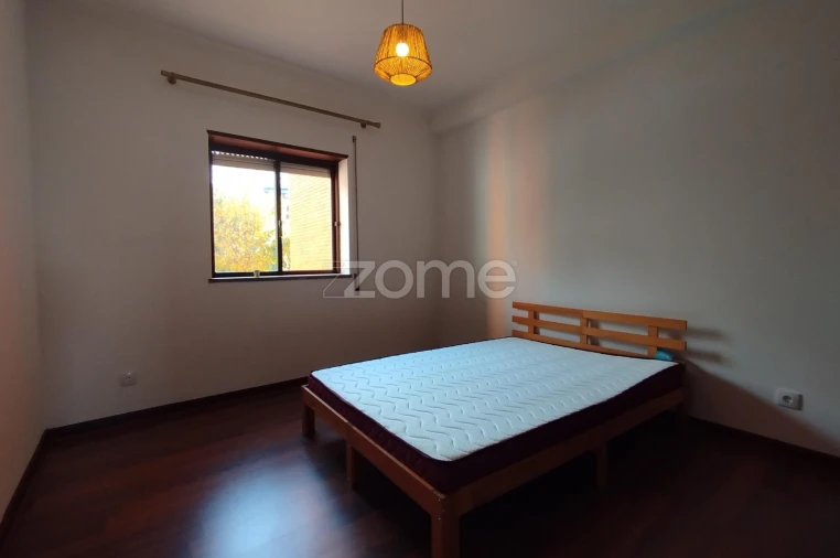 Apartamento T2 para Arrendamento em Santo Antonio dos Olivais Foto 7