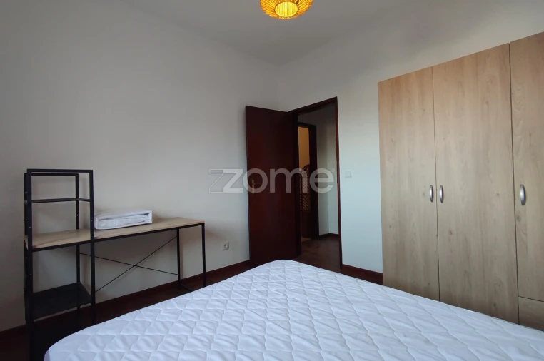 Apartamento T2 para Arrendamento em Santo Antonio dos Olivais Foto 9