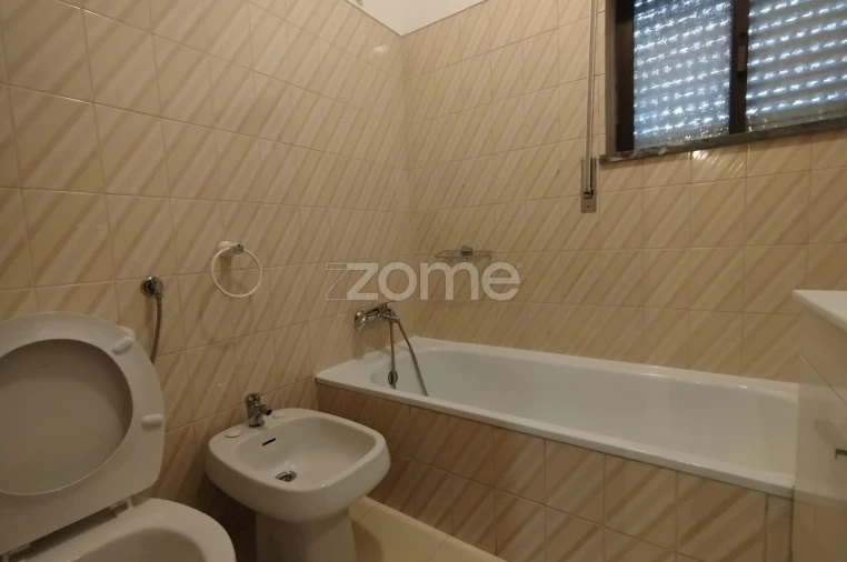 Apartamento T2 para Arrendamento em Santo Antonio dos Olivais Foto 10