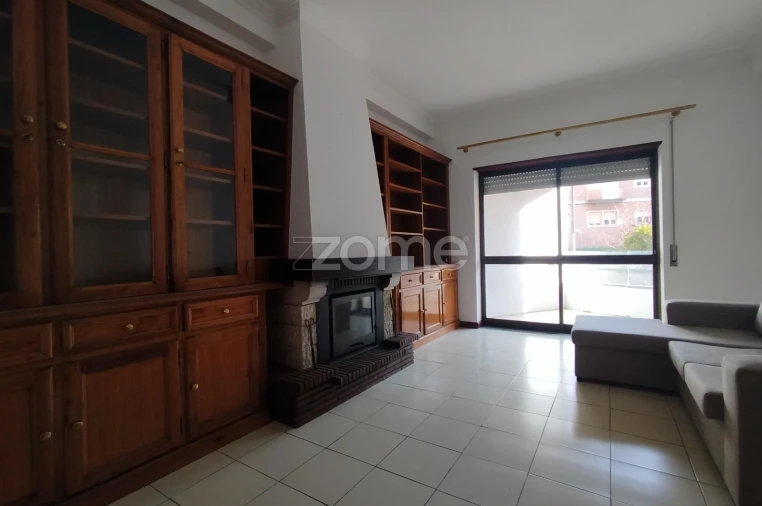 Apartamento T2 para Arrendamento em Santo Antonio dos Olivais Foto 3