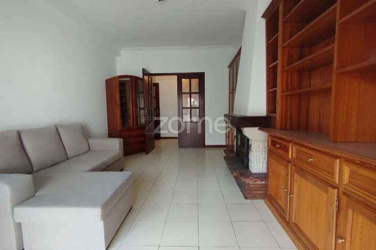 Apartamento T2 para Arrendamento em Santo Antonio dos Olivais Foto 2