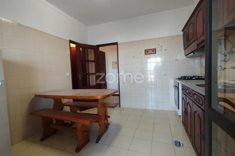 Apartamento T2 para Arrendamento em Santo Antonio dos Olivais Foto 14