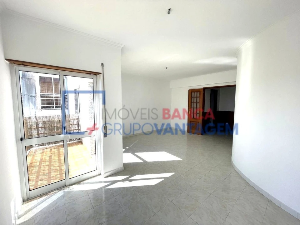 Apartamento T3 para Venda em Charneca de Caparica e Sobreda Foto 5
