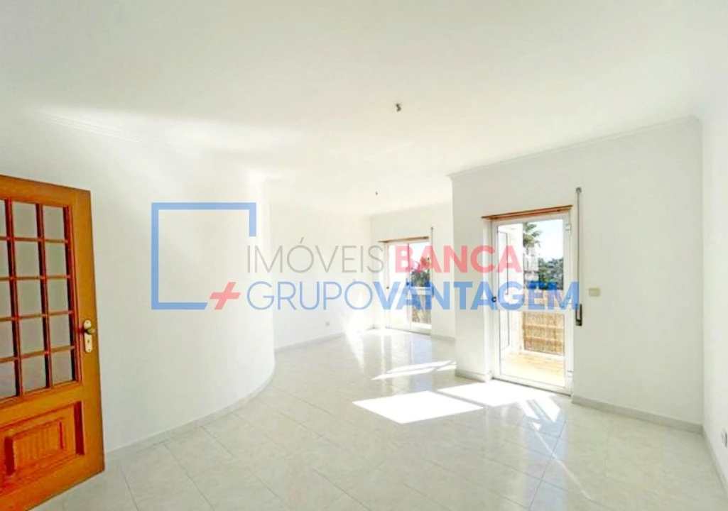 Apartamento T3 para Venda em Charneca de Caparica e Sobreda Foto 1