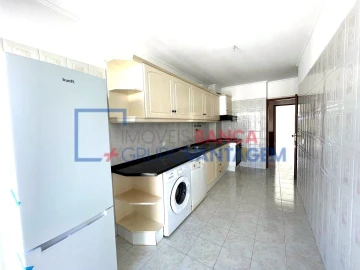 Apartamento T3 para Venda em Charneca de Caparica e Sobreda