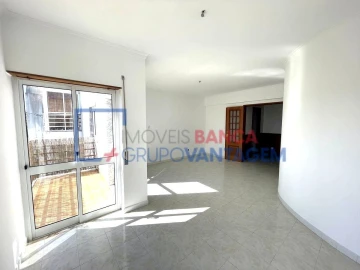 Apartamento T3 para Venda em Charneca de Caparica e Sobreda