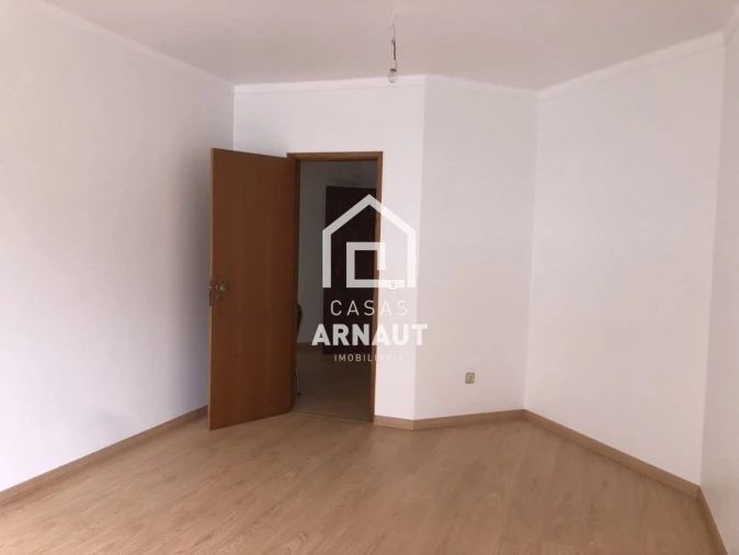 Loja para Arrendamento em Pombal Foto 2