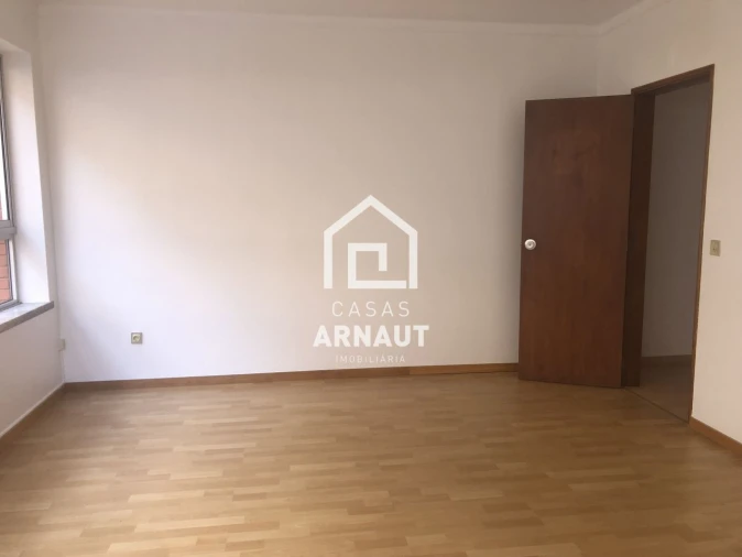 Loja para Arrendamento em Pombal Foto 9