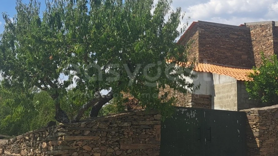 Moradia T3 para Venda em Urros e Peredo dos Castelhanos