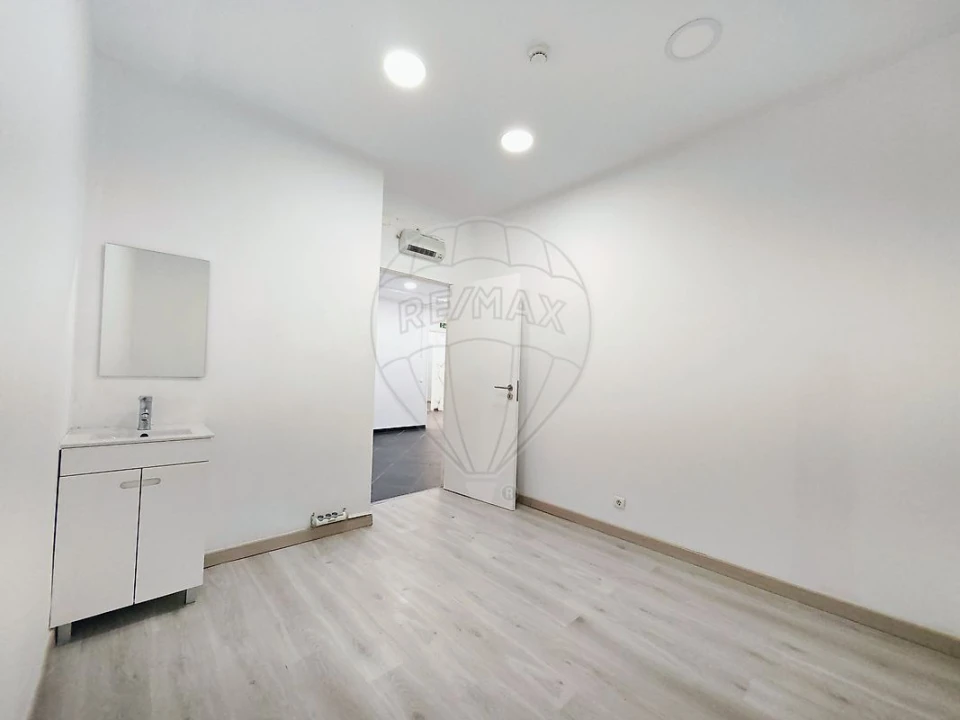 Loja para Arrendamento em Areeiro Foto 17