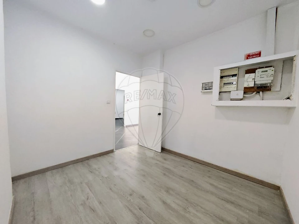 Loja para Arrendamento em Areeiro Foto 8