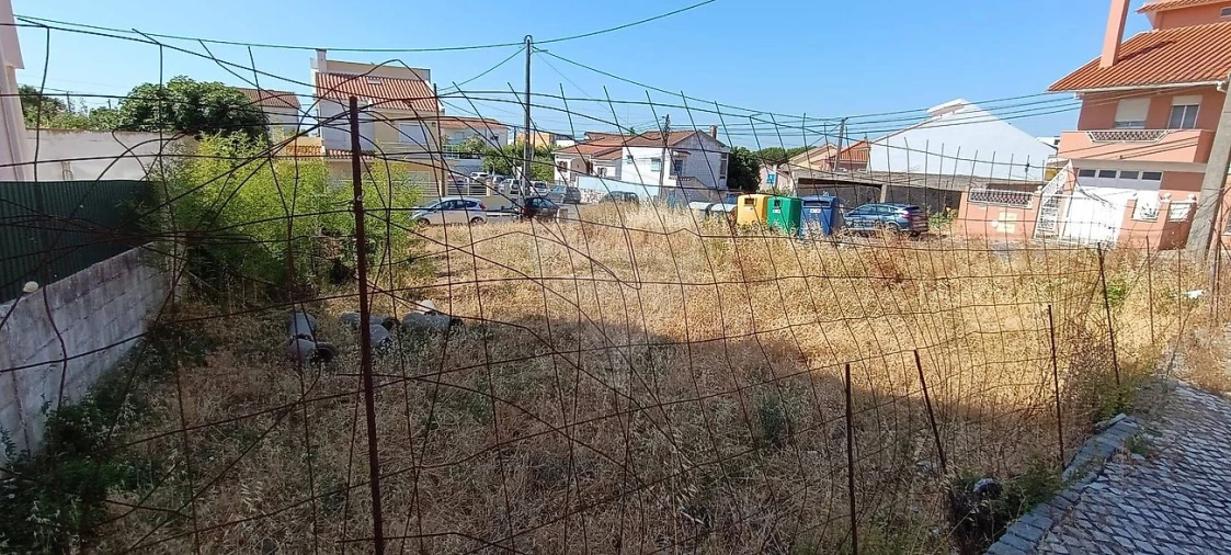 Terreno para Venda em Pontinha e Famões Foto 12