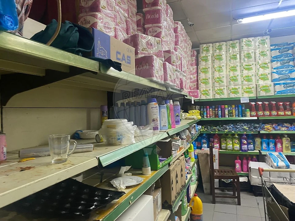 Loja para Venda em Pontinha e Famões Foto 12