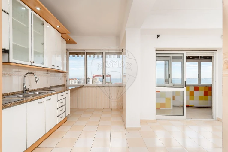 Apartamento T5 para Arrendamento em Almada, Cova da Piedade, Pragal e Cacilhas Foto 18