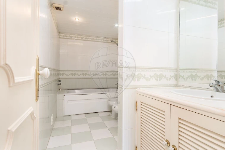 Apartamento T5 para Arrendamento em Almada, Cova da Piedade, Pragal e Cacilhas Foto 28