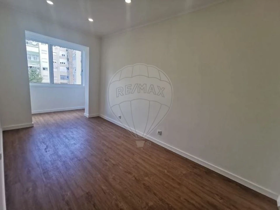 Apartamento T2 para Arrendamento em Mina de Água Foto 6