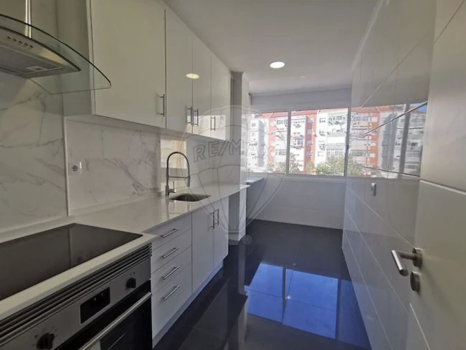 Apartamento T2 para Arrendamento em Mina de Água Foto 5