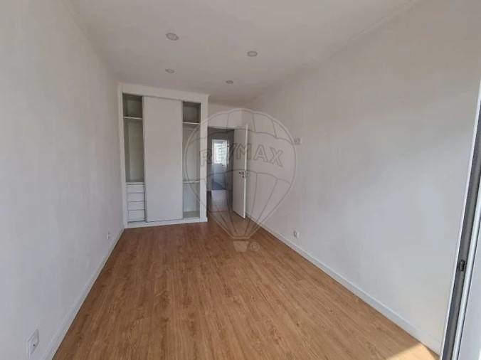 Apartamento T2 para Arrendamento em Mina de Água Foto 7