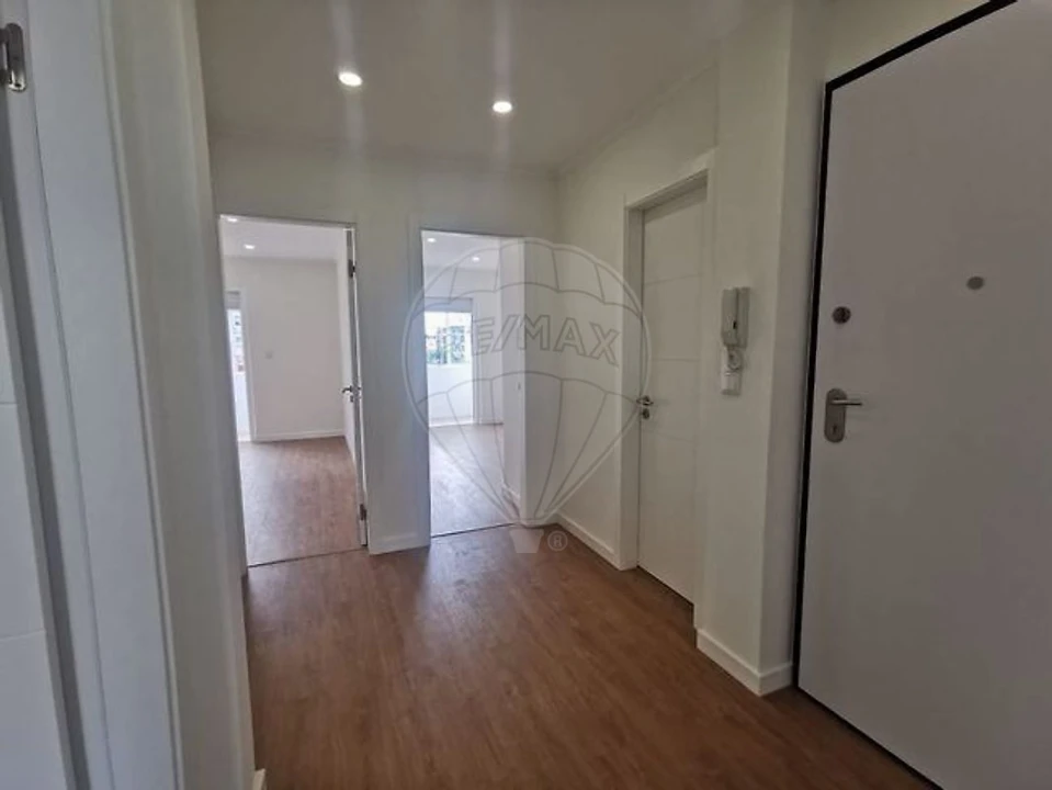 Apartamento T2 para Arrendamento em Mina de Água Foto 2