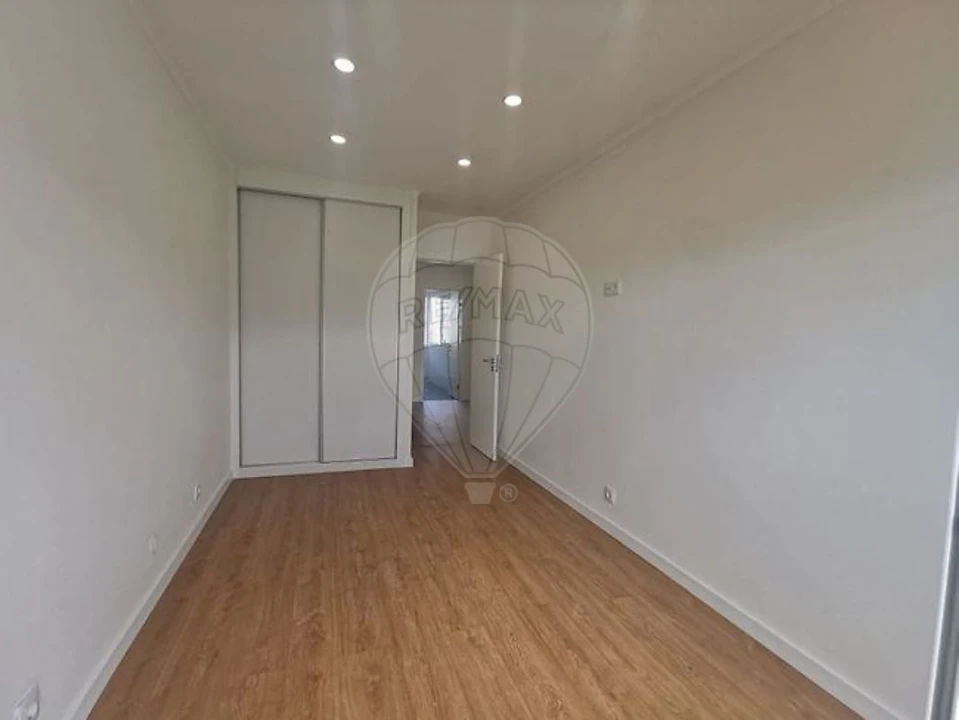 Apartamento T2 para Arrendamento em Mina de Água Foto 8
