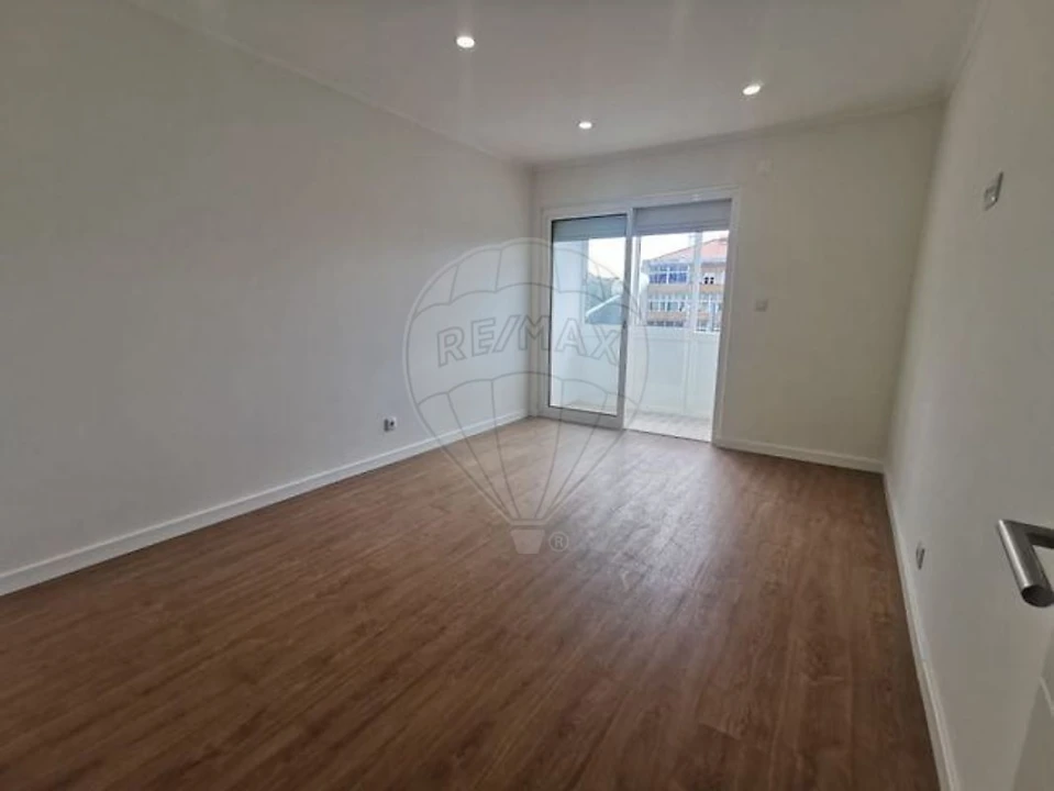 Apartamento T2 para Arrendamento em Mina de Água Foto 9