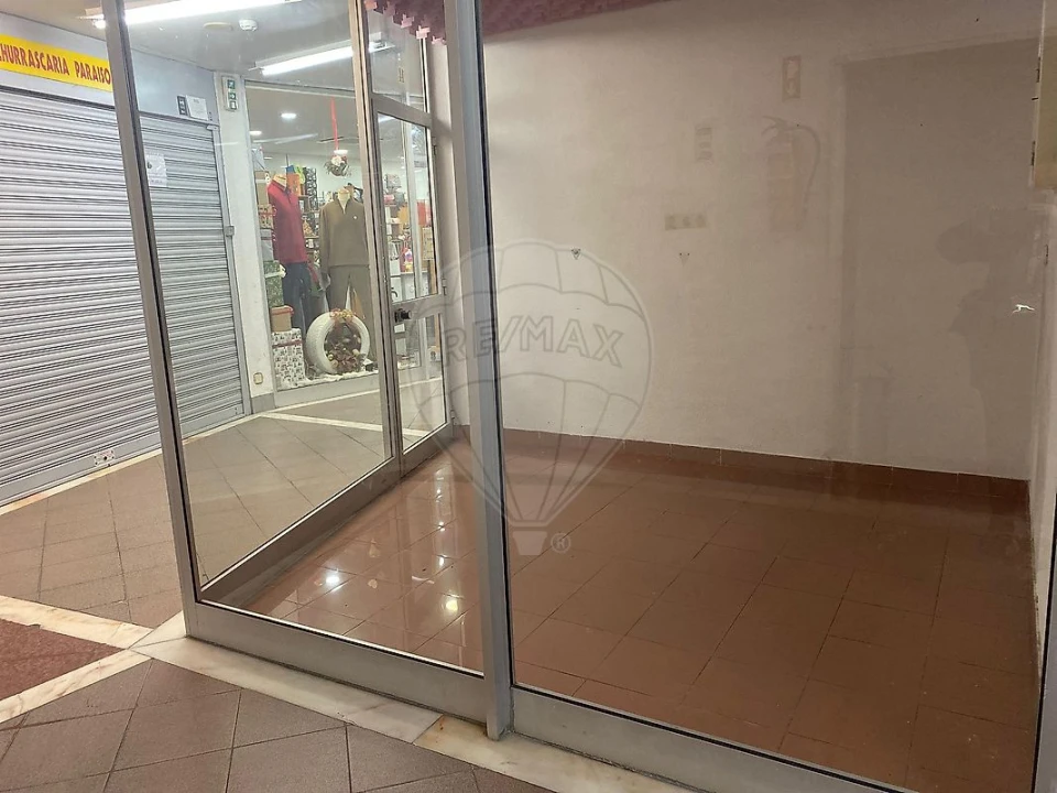 Loja para Arrendamento em Vialonga Foto 4