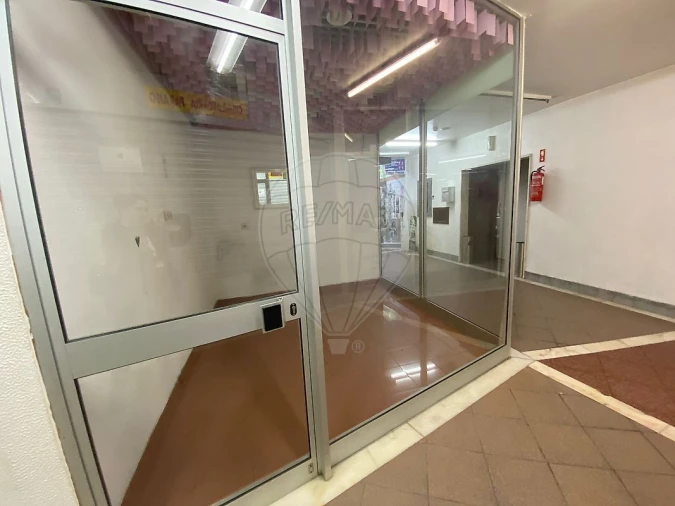 Loja para Arrendamento em Vialonga Foto 2