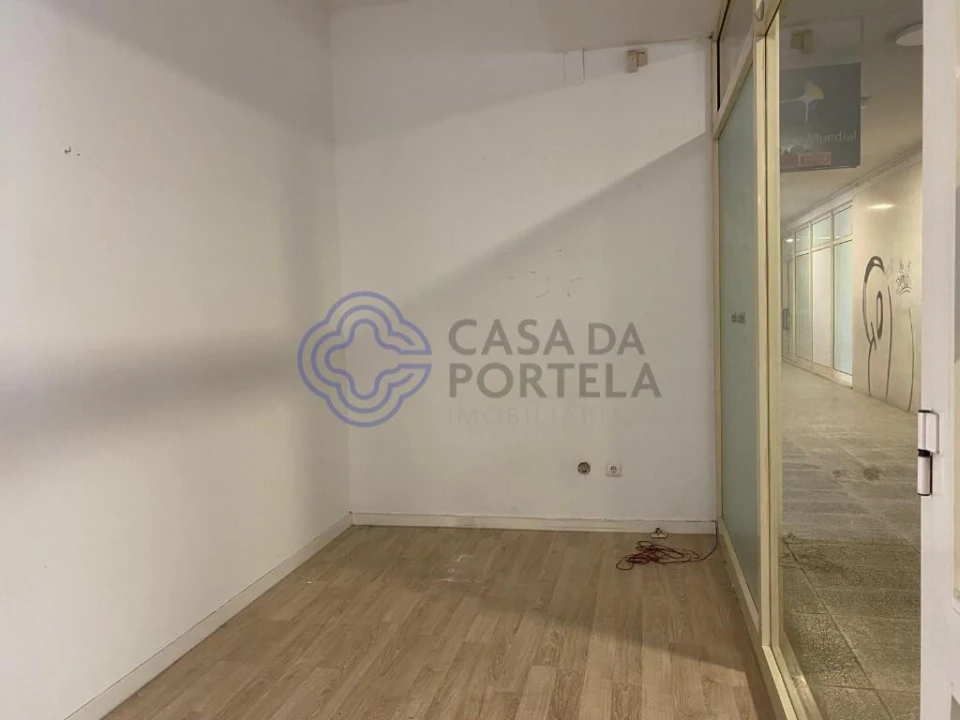 Loja para Arrendamento em Santa Maria da Feira, Travanca, Sanfins e Espargo Foto 7