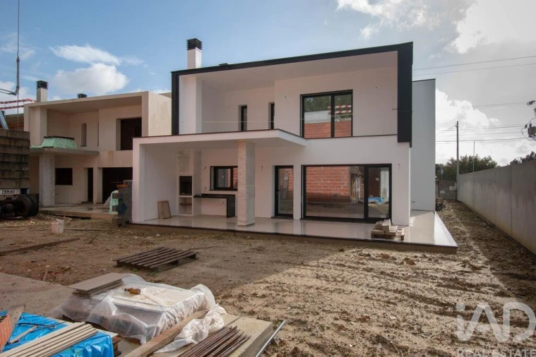 Moradia T4 para Venda em Maceira Foto 3