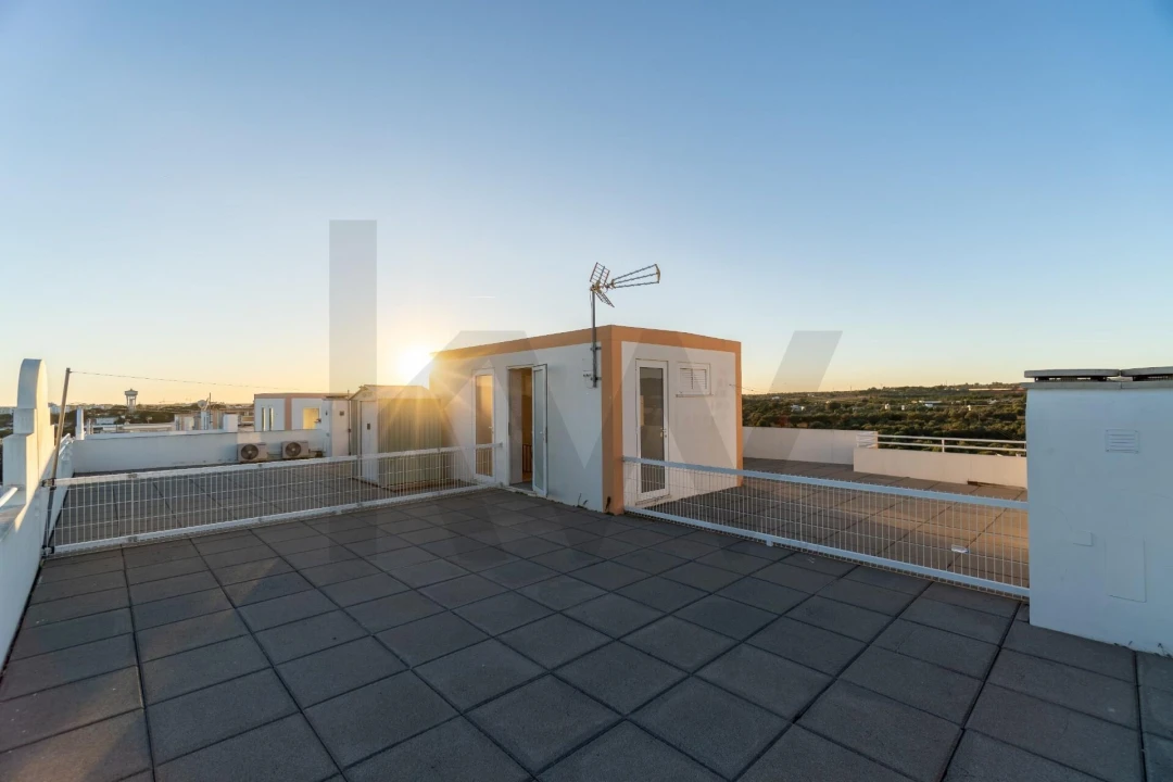 Apartamento T2 para Venda em Quelfes Foto 47